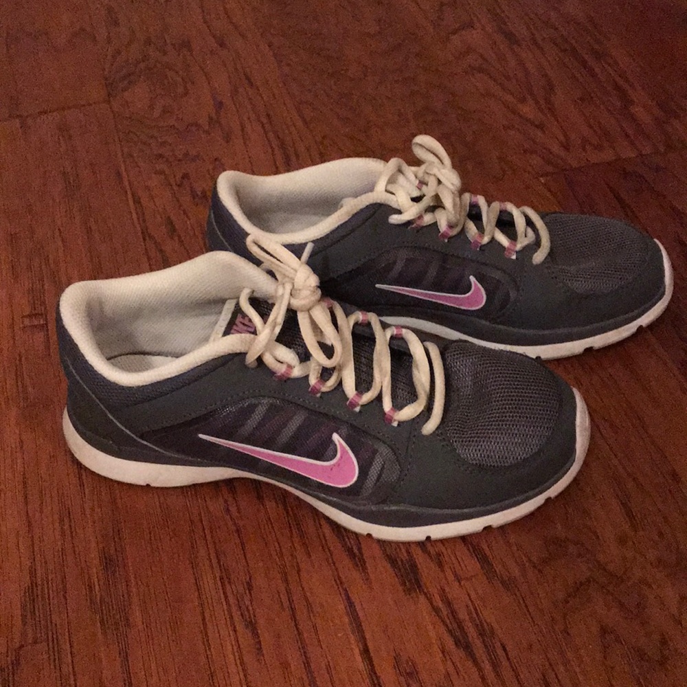 Grey nike tennis shoes